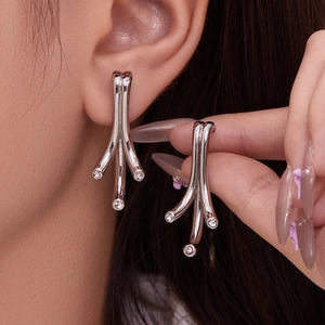 Boucles d'oreilles branche géométrique en argent avec pierres de zircon blanc