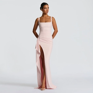 Détail d'une robe moulante rose avec fente latérale et ornements à volants élégants