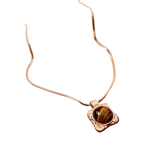 Collana con pendente tondo occhio di tigre vintage placcato oro 18K e catena snake su bianco