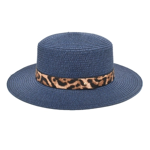 Dettaglio cappello paglia blu scuro con nastro leopardato e rivetto dorato