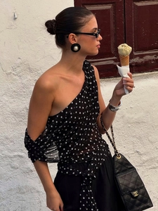 Haut asymétrique à pois en mousseline avec sac à main matelassé et boucles en perles