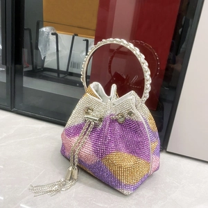 Dettaglio della borsa a secchiello con strass multicolore, manico ad anello e coulisse