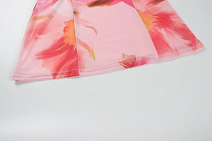Détail de l'ourlet de robe à fleurs roses montrant une finition de couture plate soignée