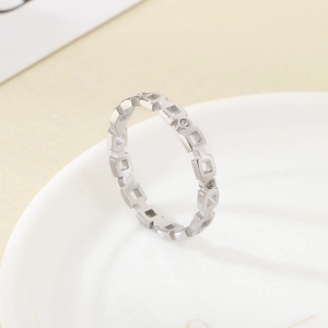 Detailaufnahme eines silbernen Edelstahlrings mit quadratischer Kette und kleinen Zirkonia