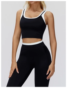 Detail des zweiteiligen schwarzen Sportsets mit weißen Rippbündchen an Top und Leggings