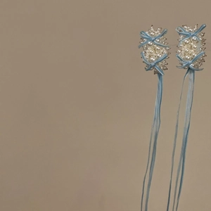 Paire de boucles d'oreilles perles avec nœuds en ruban de soie bleu clair et glands