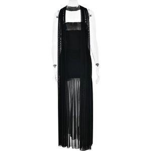 Détail d'une robe longue sans manches en tulle noir avec superposition transparente