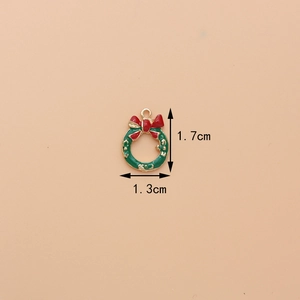 Ciondolo ghirlanda di Natale verde con fiocco rosso, misure 1,7 cm altezza e 1,3 cm