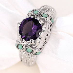 Boho-Vintage-Ring mit großem lila Edelstein und Türkis-Akzenten in silbernem Finish