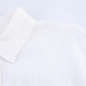 Minimalistisches weißes Leinenhemd mit klassischem Kragen und Webstruktur-Detail