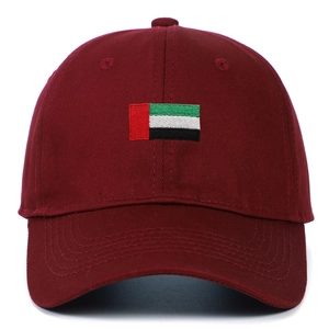 Vue détaillée de la broderie du drapeau des EAU et des coutures de haute qualité sur casquette