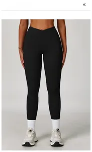 Détail d'un legging de yoga taille haute avec une taille croisée en V unique en noir