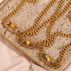 Détail du collier à chaîne cubaine plaqué or 18 carats avec pendentif à trois cœurs sertis