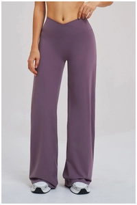 Vue détaillée du pantalon de yoga large à taille haute avec ceinture élégante croisée en V