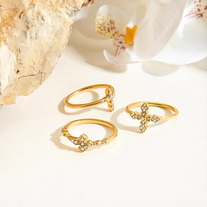 Ensemble de trois bagues croix plaquées or 18 carats avec pavage de pierres brillantes