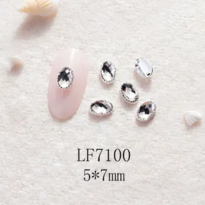 5x7mm ovale Strasssteine mit Silberbasis und Anwendung auf einem rosa Kunstnagel