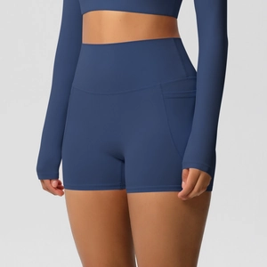 Gros plan d'un short de yoga bleu foncé à taille haute avec des poches latérales