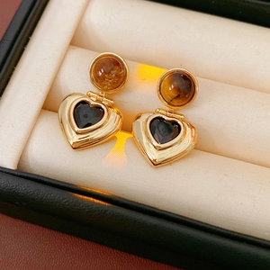 Boucles d'oreilles cœur vintage en or avec œil de tigre et pierre noire en coffret