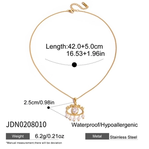 Dettaglio del ciondolo malocchio in acciaio dorato 18K con zircone e piccole perle