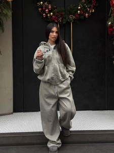 Damen Oversize-Hoodie-Set in Grau mit High-Waist-Jogginghose im modischen Weihnachtsambiente