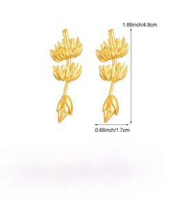 Vue détaillée des boucles d'oreilles en acier doré montrant les dimensions 4,8 x 1,7 cm