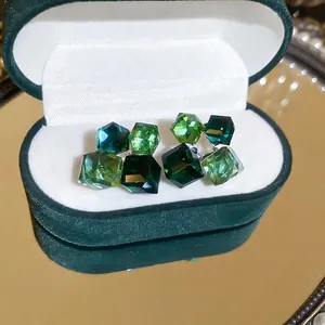 Eleganti orecchini geometrici con cristalli verdi in una lussuosa scatola di velluto