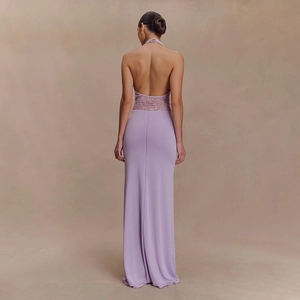 Détail de la robe maxi violette licou montrant le patchwork de dentelle et le dos nu chic