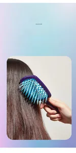Detail der hohlen Haarbürste mit lila Rahmen und blauen Borsten für nasses Haar