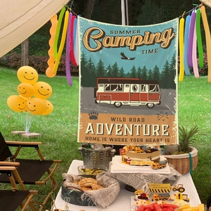 Détail de tapisserie de camping vintage avec motifs de forêt et caravane pour décoration