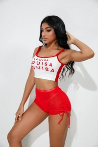 Détail d'un short rouge à taille haute avec cordon de serrage latéral et effet froncé