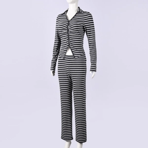 Detailansicht des schwarz-weiß gestreiften Strick-Cardigans mit passender Slim-Hose