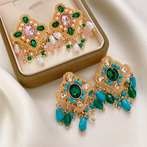 Détail de boucles d'oreilles vintage style palais avec pampilles en perles fines