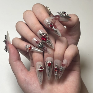 Ongles Stiletto À Presser Dégradé Rouge Vin Avec Breloques Papillon Cœur En Alliage Strass Rouges Style Gothique Punk