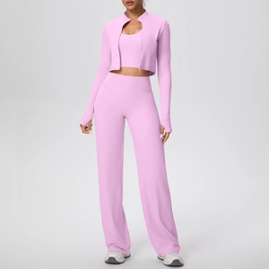 Vue détaillée de l'ensemble de yoga rose 3 pièces avec veste zippée et pantalon évasé