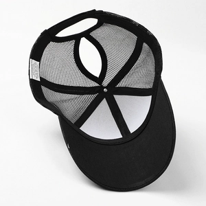 Dettaglio del cappellino da baseball a rete nero con foro per coda di cavallo ed etichetta