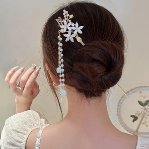 Detail der eleganten Blumen-Haarnadel mit Maiglöckchen-Quasten und goldenem Schmetterling