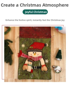 Vista dettagliata di un sacchetto regalo di Natale con pupazzo di neve 3D e cappello