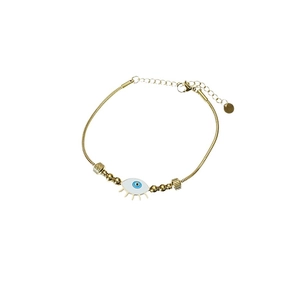 Bracelet œil porte-bonheur doré avec émail bleu et chaîne serpent sur fond blanc