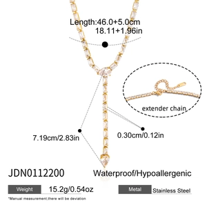 Détails d'un collier en Y doré en acier inoxydable avec zircons et dimensions du produit