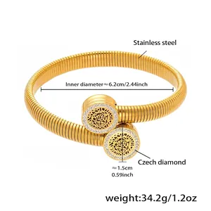 Dettaglio delle dimensioni e del diametro interno del bracciale in acciaio dorato con zirconi