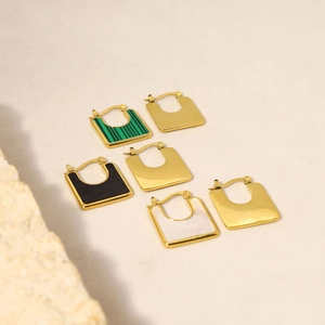 Geometrische U-förmige Goldohrringe im Set mit Muschel-, Malachit- und Onyx-Inlays