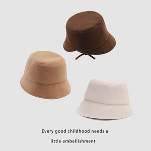 Chapeau de soleil enfant à bord large avec lanière en coloris café kaki et beige