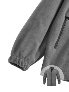 Détail du tissu polaire gris foncé haute densité et poignets élastiques sur veste col montant