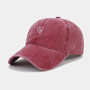 Vue détaillée de la casquette rouge en coton délavé avec broderie double cœur blanc