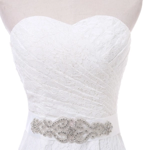 Robe de mariée bustier en dentelle élégante avec ceinture en strass et coupe sirène chic