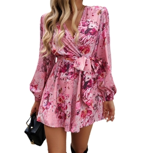 Tuta rosa con scollo a V, maniche lunghe, stampa floreale e vita alta con cintura