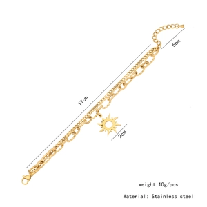 Détail du bracelet multicouche en acier inoxydable doré avec pendentif soleil et mesures