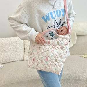 Détails du sac matelassé avec motifs d'animaux et bandoulière rose réglable
