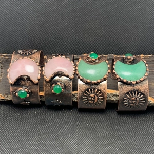 Vintage Bronze Armreifen mit Sonne Mond Sternen und Natursteinen wie Rosenquarz