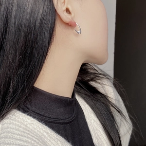 Minimalist S925 sterling silver U-shaped oval stud earrings for women on model